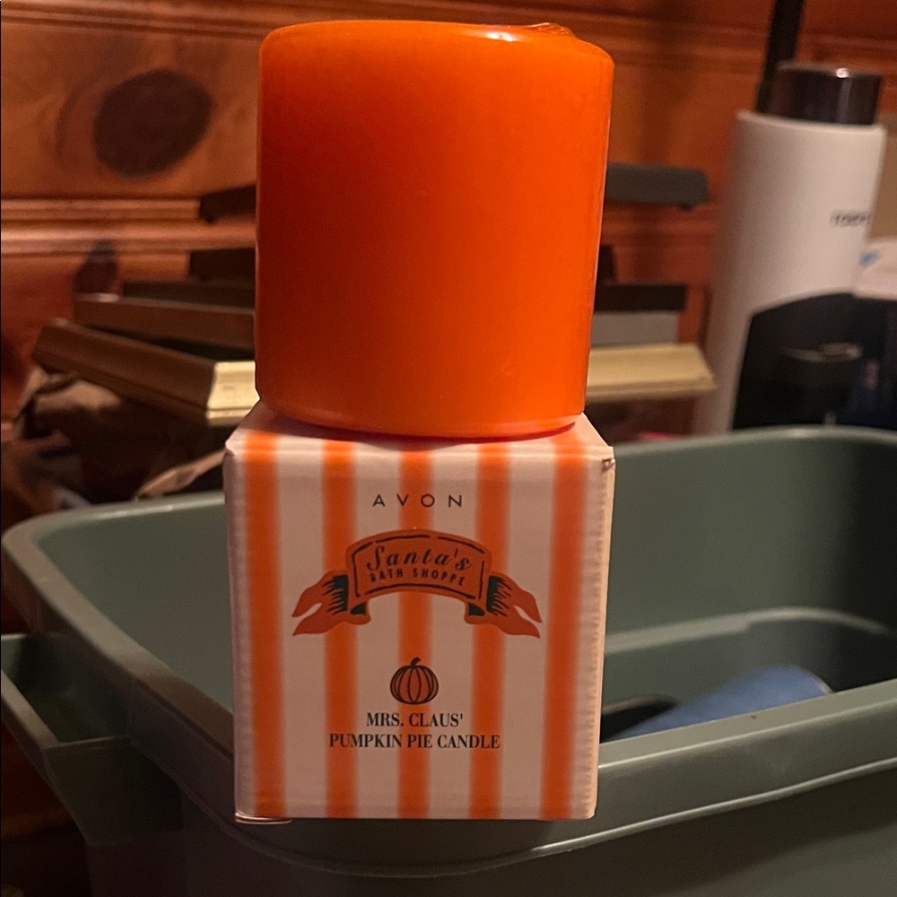 Avon Mrs. Claus Pumpkin Pie Candle - Orange & White